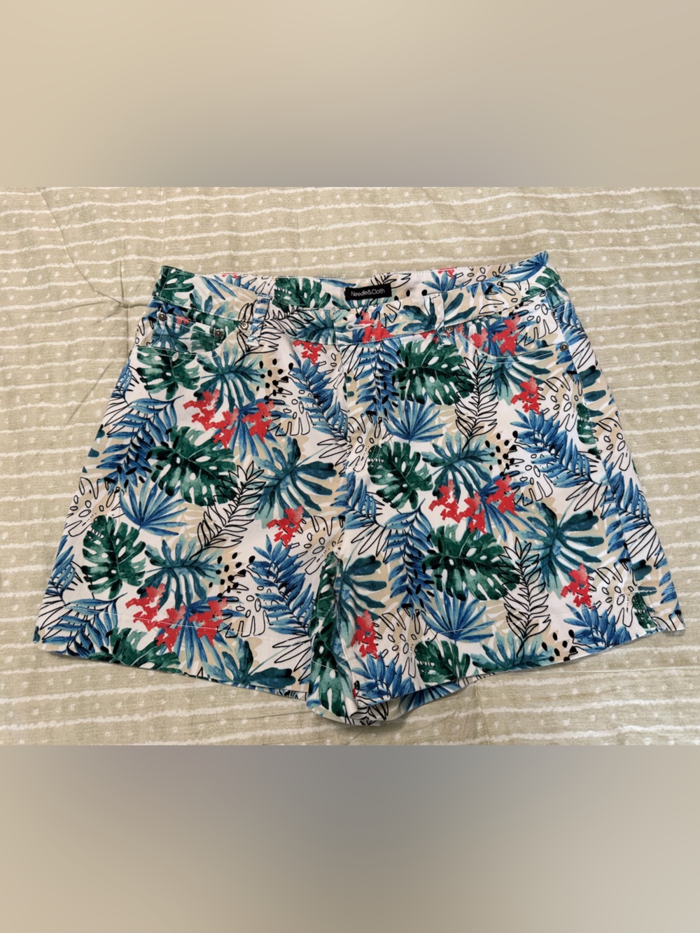 Tropical Leaf Print Women's Flat Front Shorts - White Multi